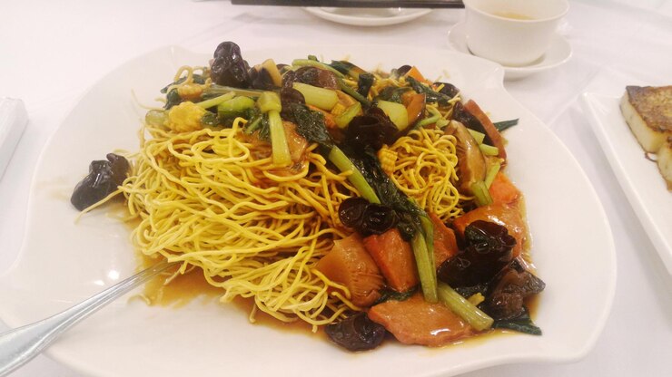close-up-fried-noodles-plate_1048944-28508971