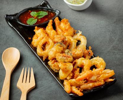 fried-shrimp-squid-with-spicy-sauce_1150-35476